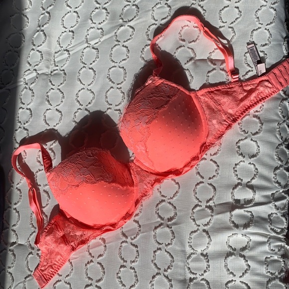 Victoria’s Secret 32DDD bra! Silky smooth interior - Picture 1 of 3